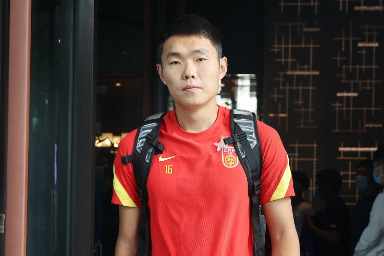 媒体人:国足征召5名边后卫真的有必要吗?中场堆积众多8号位